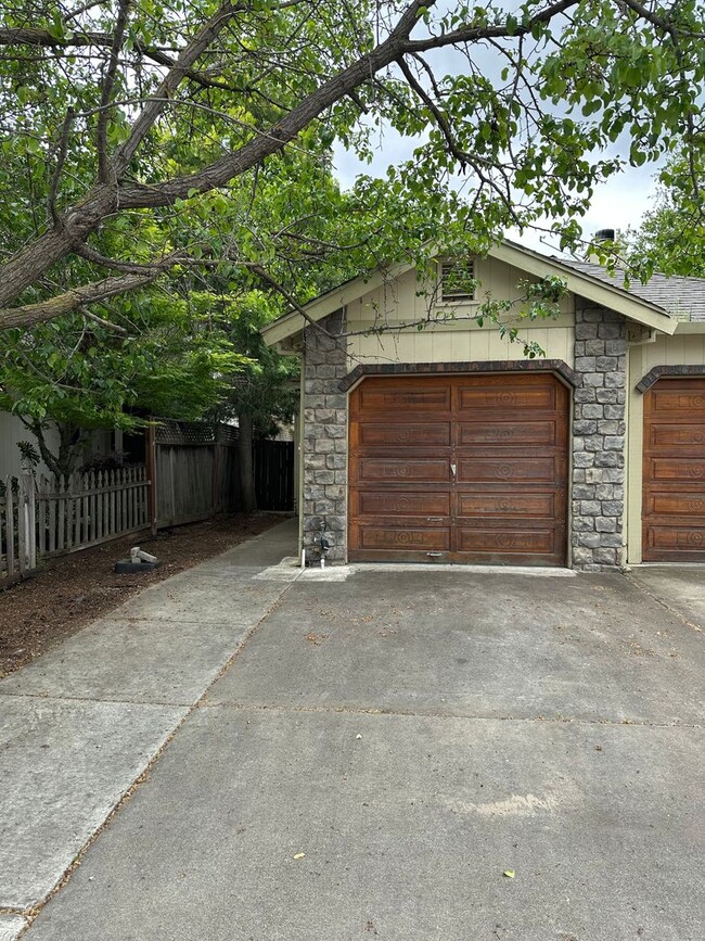 Building Photo - 2 Bedroom Duplex Close to Downtown Morgan ...
