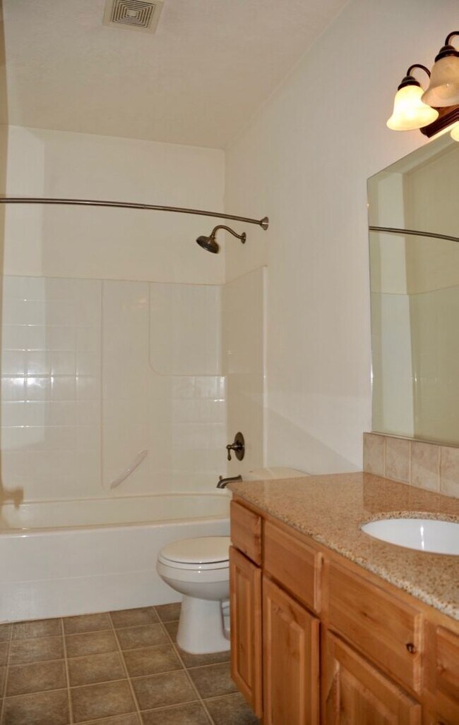 Building Photo - 3 bed 2.5 bath Townhome with A/C & gas fireplace