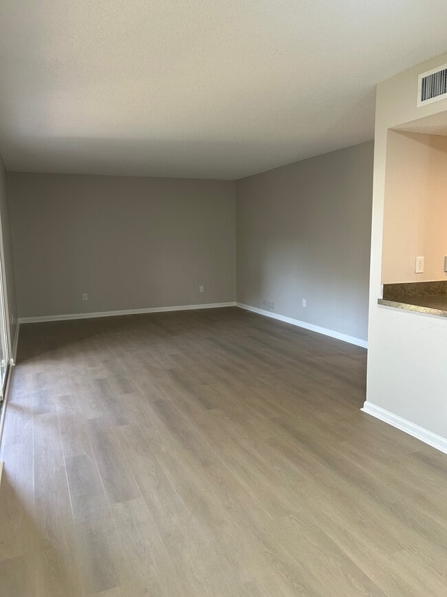 Building Photo - 559 Fairways Cir