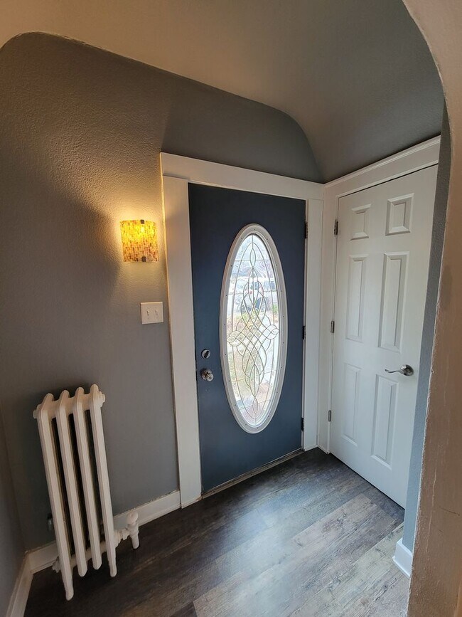 Building Photo - Beautiful Cedar Falls Home