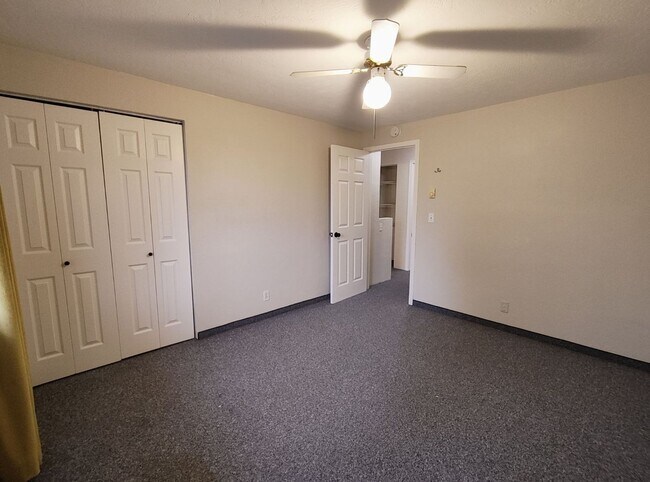 Building Photo - Nice Two Bedroom Duplex In Bethel Area