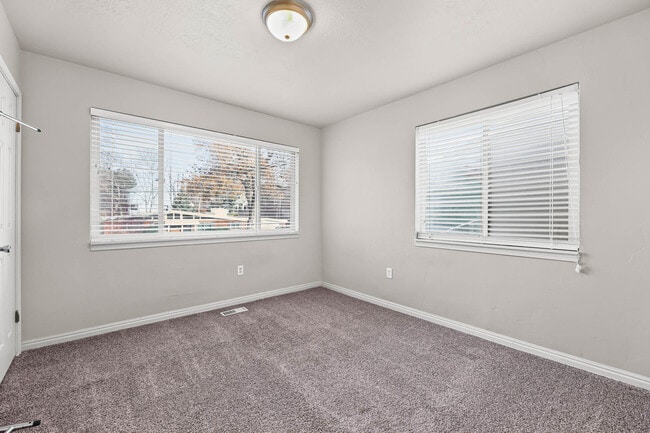 Building Photo - 2576 E Wren Rd