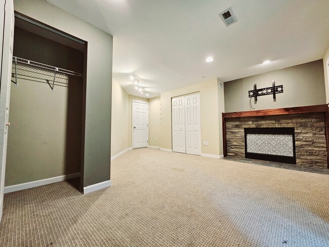 Building Photo - 435 Oakton Way