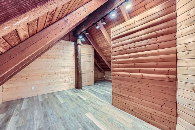 Building Photo - Stunning 3-Bedroom Log Cabin Home in Carnation!!