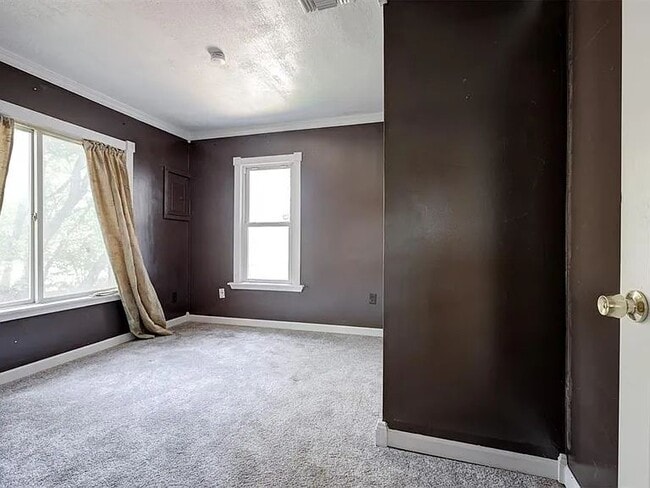 Building Photo - 4001 Meadowview Dr