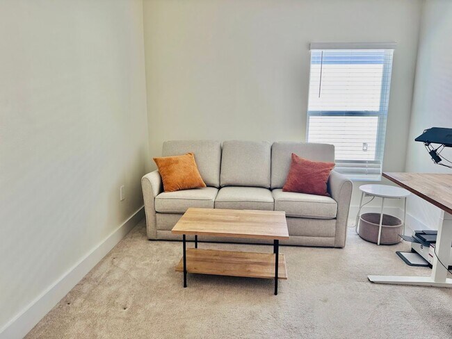 Building Photo - Stunning 4/3 with NO REAR NEIGHBORS!