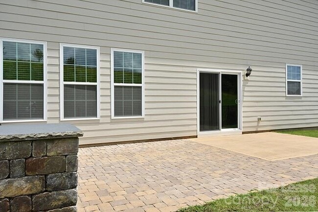 Building Photo - 6153 Sylvan Dr