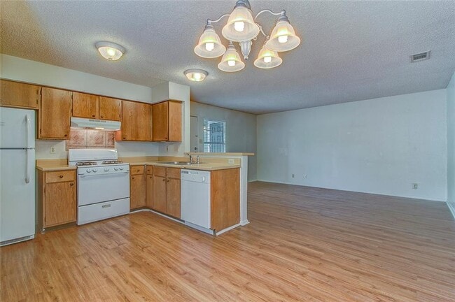 Building Photo - 400 Hedgewood Dr