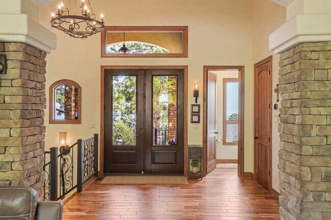 Building Photo - Stunning Broadmoor Estate with Mountain & City Views