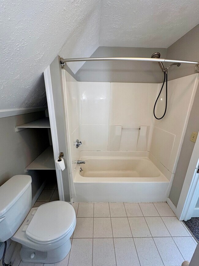 Building Photo - 834 Main St