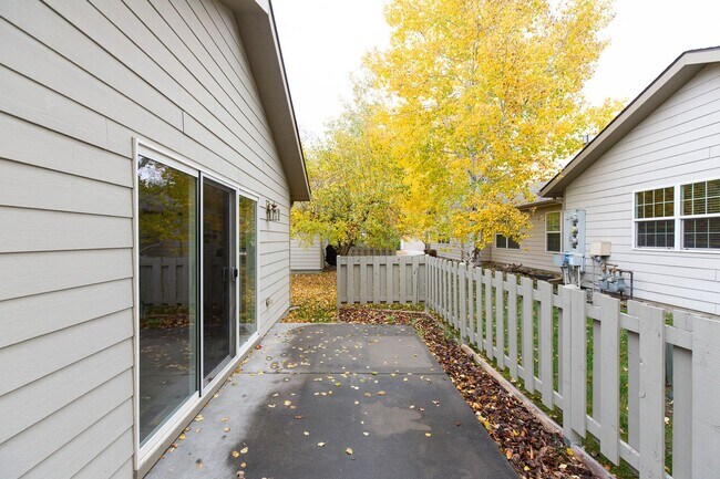 Building Photo - Centrally located Home with an Attached Garage