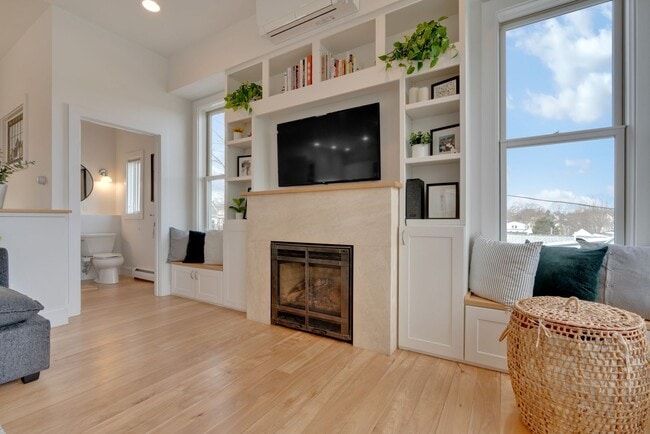 Building Photo - Stunning 4 Bed 2.5 Bath Steps from Willards Beach