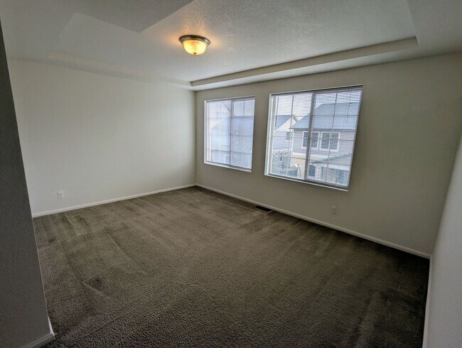 Building Photo - MASSIVE 4-BEDROOM, 3-BATHROOM HOME NEAR DI...