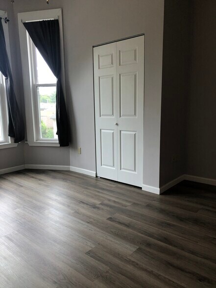 Building Photo - 437 W 6th St