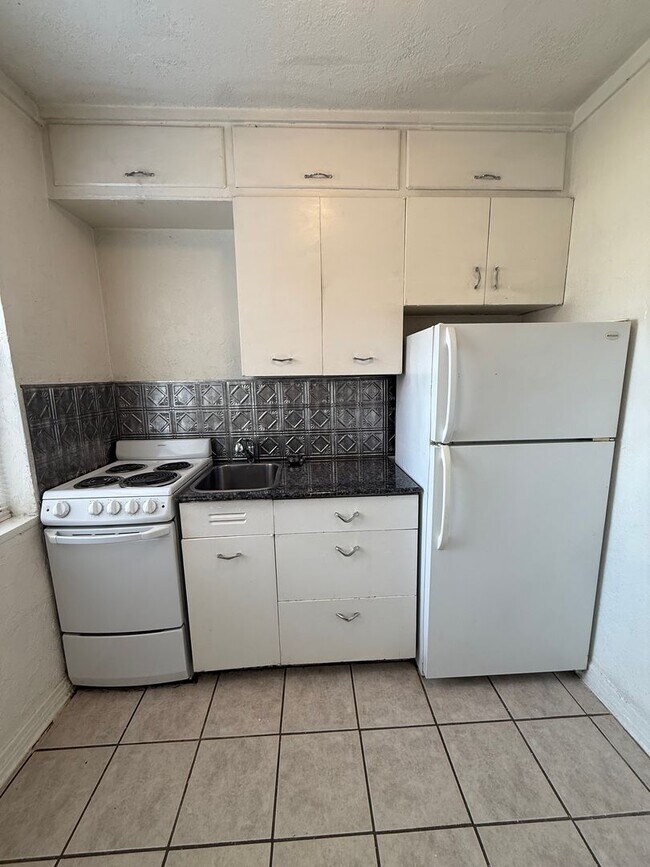 Building Photo - Updated 1-Bedroom in the Heart of the Plaza District