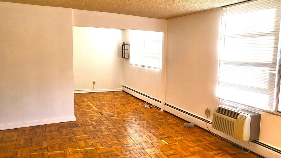 Den - 1030 E Lancaster Ave