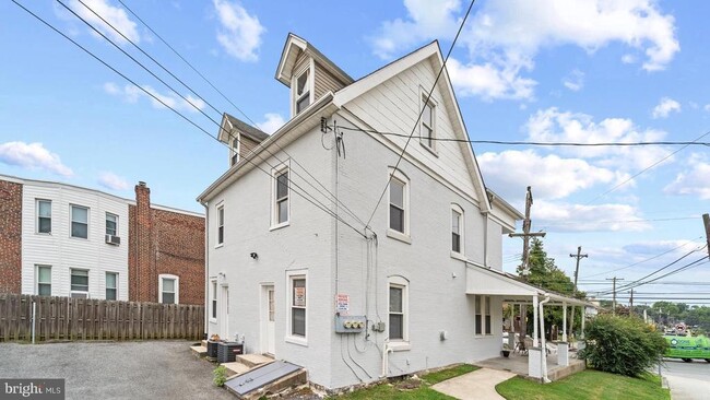 Building Photo - 203 S Springfield Rd