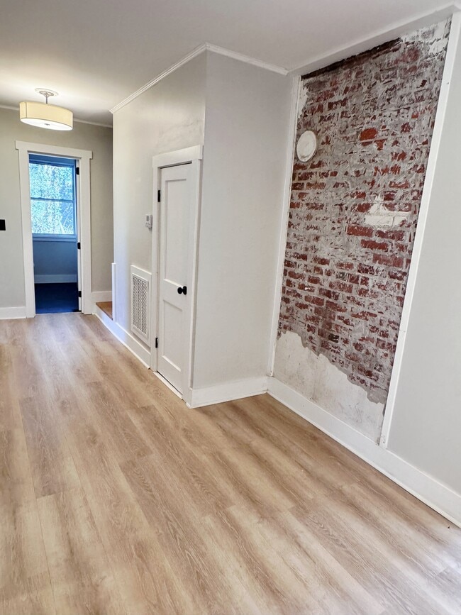 Building Photo - 1880 E Broad St