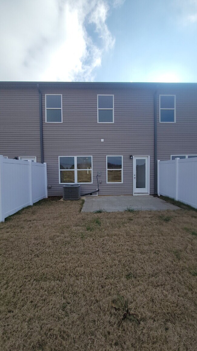 Building Photo - One fee month with 18-month lease!!! "Charming 3-Bed Oasis with Granite Elegance on Discovery Poi...