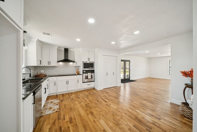 Building Photo - REIMAGINED/LIKE NEW...