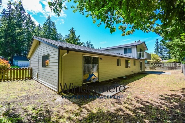 Building Photo - 4 bedroom 3 bathroom pet friendly home