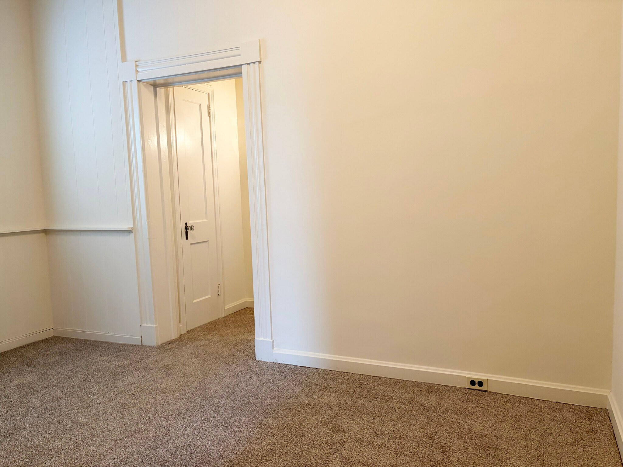 Building Photo - 19 W Main St