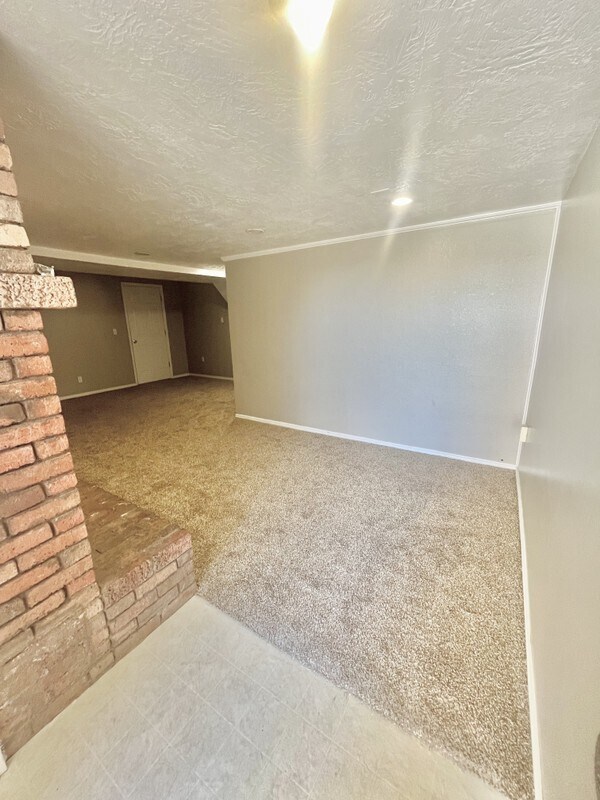 Building Photo - 1160 E 100 N St
