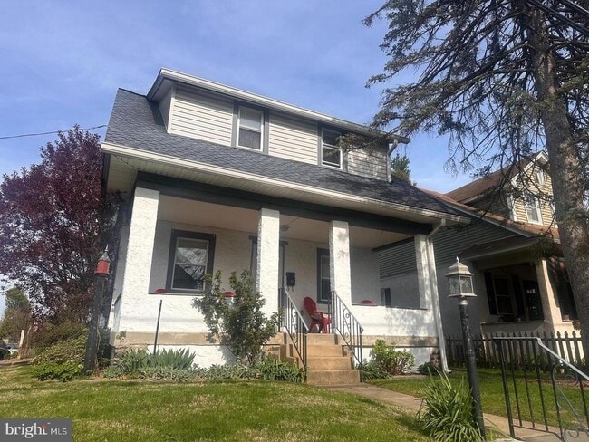 Building Photo - 229 Iona Ave