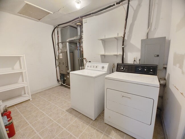 Building Photo - 2 Bedroom House!