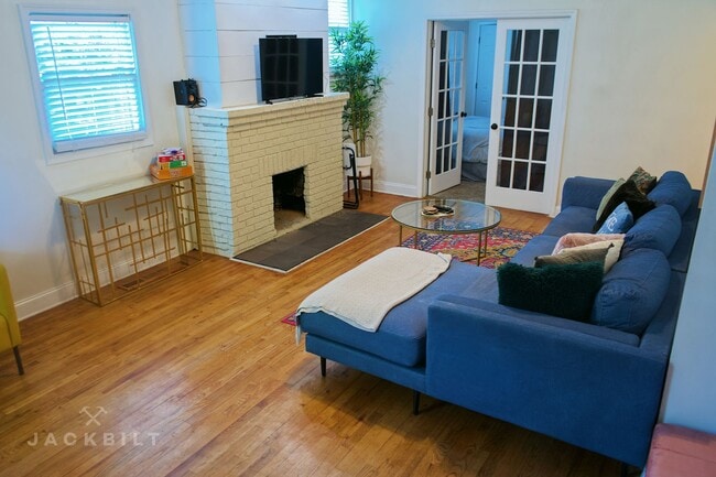 Building Photo - Beautifully renovated, 3 bed 1 bath home in Westview Neighborhood! On Beltline!! Ready for Septem...