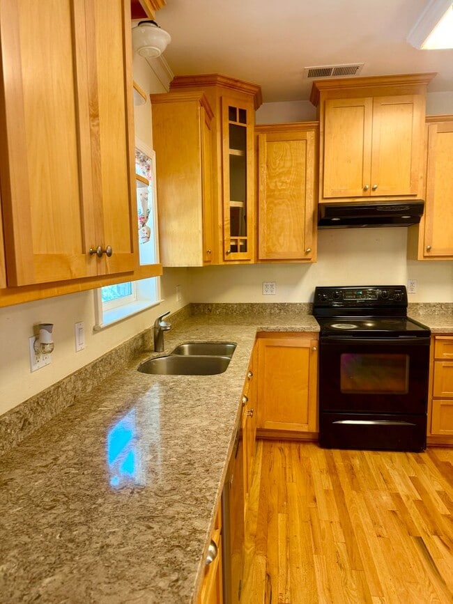 Building Photo - Charming 3-Bedroom, 2-Bath Home in a Pictu...