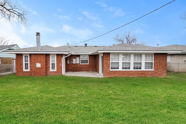 Building Photo - 800 Plaza Dr