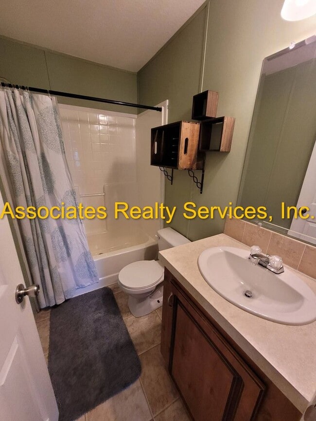 Building Photo - Remodeled and just on the Market!