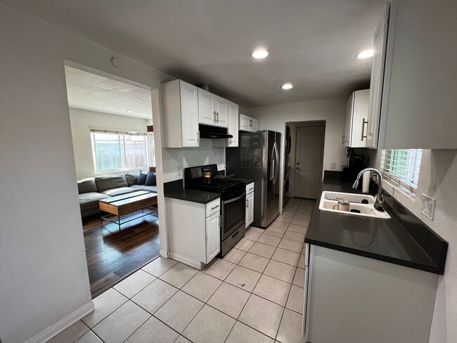 Building Photo - 1 Bedroom 1 Bath Remodeled House for Rent ...