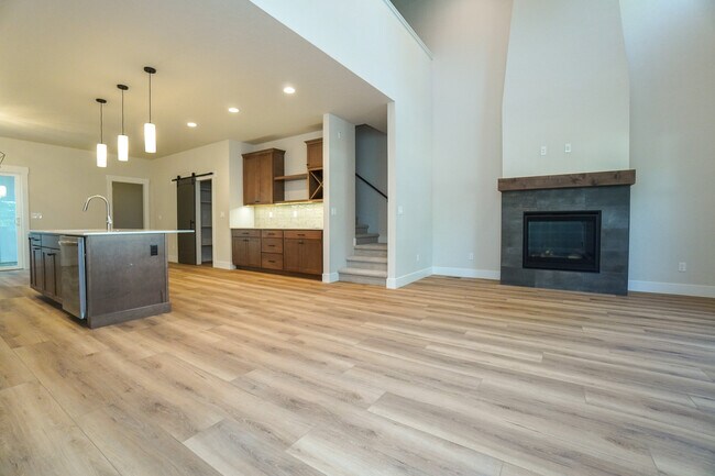 Building Photo - 150 N Edgewood Ln