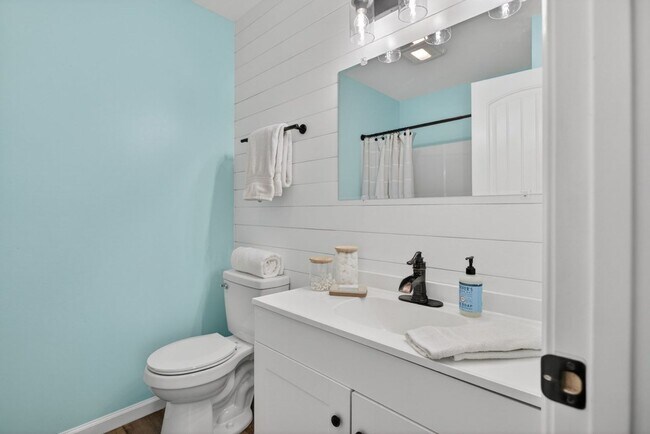 Building Photo - 135 Swallow Dr