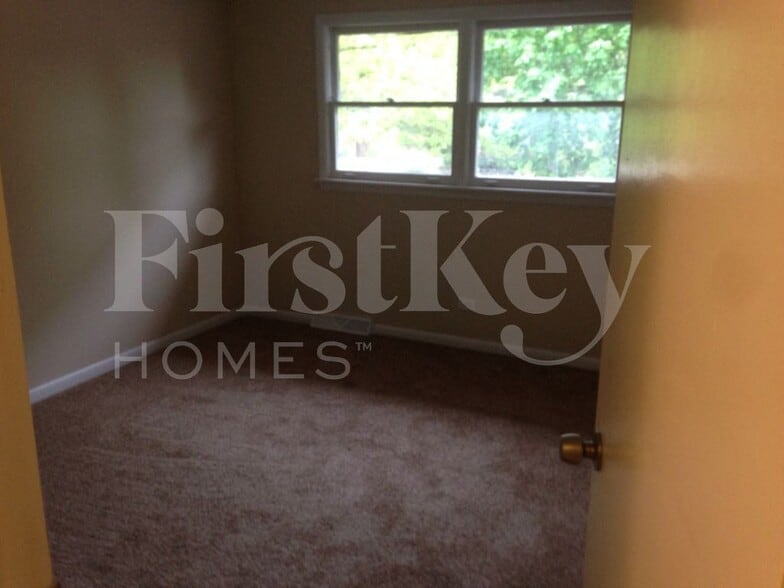 Building Photo - 817 Rose Ln