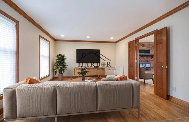Building Photo - 1410 Woodland Dr SW