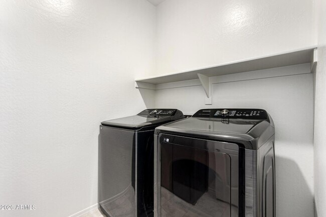 Building Photo - 665 E Rojo Way