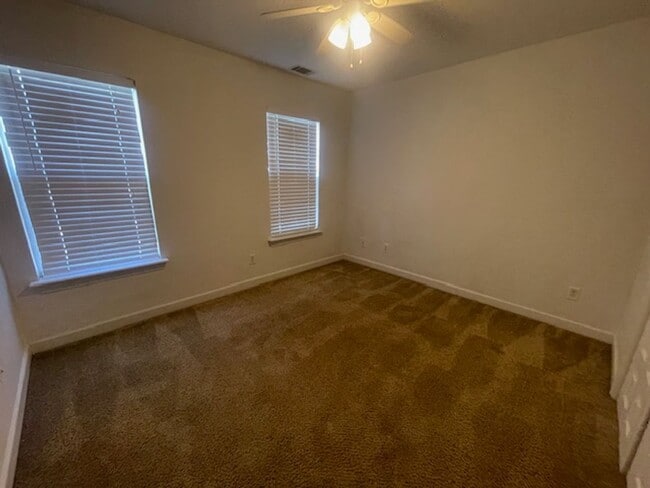 Building Photo - 832 Prairie Ln