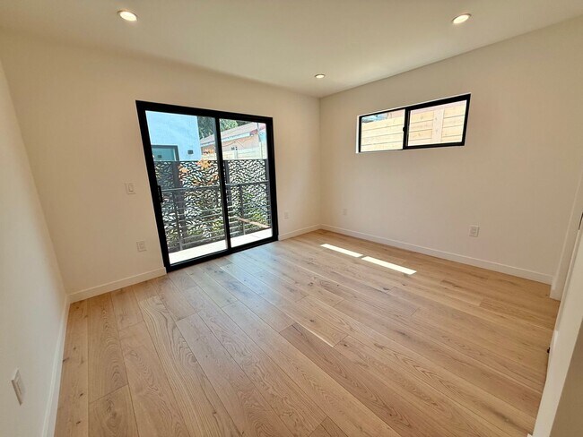 Building Photo - 2427 Shoredale Ave