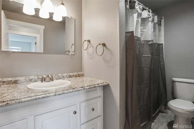 Building Photo - Remodeled ground floor 2 bed!