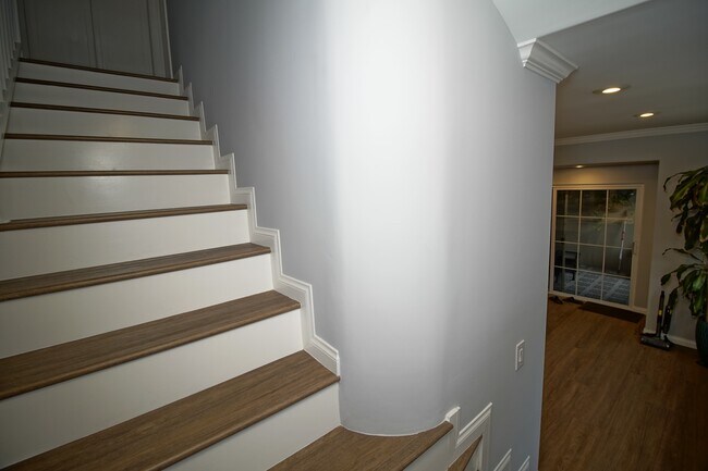 Building Photo - 10929 Landale St