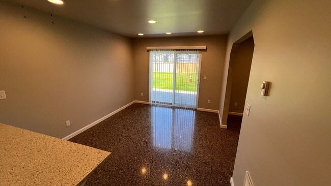 Building Photo - "Charming 3-Bedroom Duplex with 2 Full Bat...