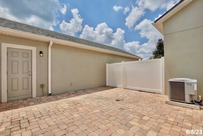 Building Photo - Beautifully Appointment 3/2.5 Modern Townh...