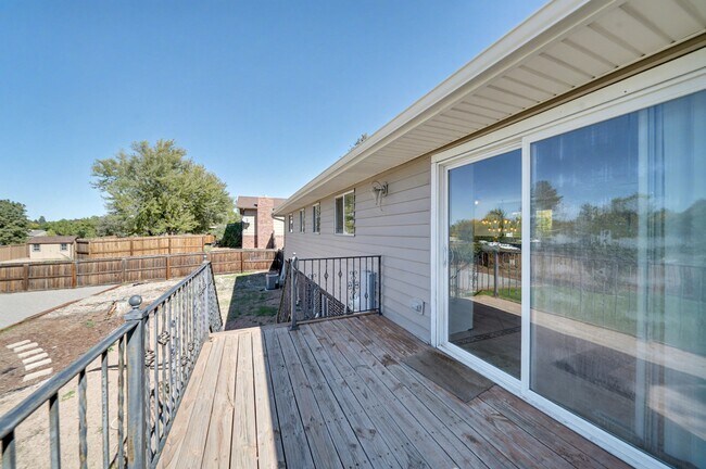 Building Photo - 6891 S Quince St