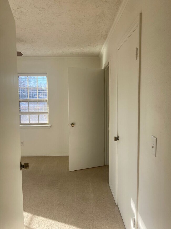 Building Photo - Great 2 Bedroom Condo !