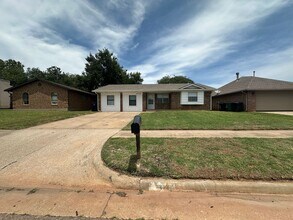 Building Photo - Spacious 4 bed, 1.5 bath