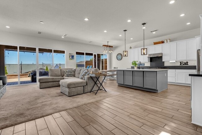 Building Photo - Beautiful Three Bedroom with Mountain V...