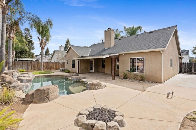 Building Photo - Gorgeous 3 bd. & 2 bath Home with a pool i...